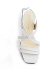 Vista superior de zapatilla blanca para mujer con tiras cruzadas de ajuste con hebilla rectangular y punta cuadrada
