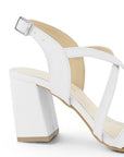 Vista trasera de tacón ancho medio de 8cm en zapatilla blanca de punta cuadrada para mujer con tiras cruzadas ajustables con hebilla rectangular