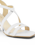 Vista a detalle de punta cuadrada abierta en zapatilla blanca para mujer con tiras cruzadas y tacón ancho de 8cm