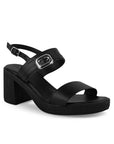 Vista diagonal de zapatilla negra de diseño descubierto para mujer con doble tira y correa trasera ajustable de tacón bloque de 8cm