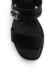 Vista de material sintético en zapatilla negra de diseño descubierto para mujer con doble banda correa trasera ajustable y tacón de 8cm