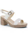 Vista diagonal de zapatilla beige de diseño descubierto para mujer con doble tira y correa trasera ajustable de tacón bloque de 8cm