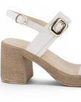 Vista trasera de tacón bloque grueso de 8cm en zapatilla beige destalonada con correa ajustable
