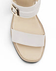 Vista de material sintético en zapatilla beige de diseño descubierto para mujer con doble banda correa trasera ajustable y tacón de 8cm