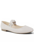 Vista diagonal de flats tipo balerinas beige para dama con pulsera elástica de piso