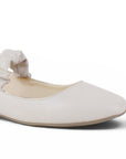 Detalle del material sintético en los flats tipo balerinas beige para dama con pulsera elástica