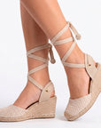 Alpargatas beige con cintas al tobillo y plataforma para dama