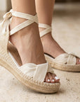 Alpargatas beige de plataforma baja 6cm con abertura al frente y cintas ajustables al tobillo para dama