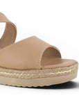 detalle del material sintético en sandalias nude con punta abierta y plataforma baja 6 cm correa ajustable