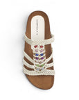 vista superior de sandalias para dama beige de piso con detalles multicolor y tiras trenzadas