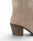 vista trasera del tacón medio 7cm en las botas nude para dama con bordados y punta cuadrada
