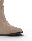 detalle del material sintético en las botas nude con punta cuadrada y bordados elegantes tacón medio 7 cm para dama