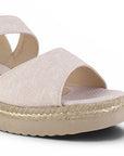 detalle del material sintético en sandalias beige con punta abierta y plataforma baja 5 cm correa ajustable