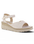 vista diagonal de sandalias beige con plataforma baja 5 cm para dama punta abierta y correa ajustable
