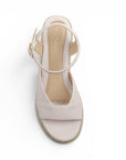 vista superior de sandalias beige punta abierta y correa ajustable con plataforma baja 5 cm