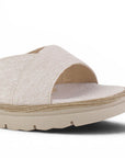 detalle del material sintético en sandalias beige con punta abierta y plataforma baja 5 cm correa ajustable