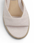 vista del detalle en la punta abierta de las sandalias beige para dama con correa ajustable y plataforma baja 5 cm
