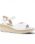 vista diagonal de sandalias blancas con plataforma baja 5 cm para dama punta abierta y correa ajustable