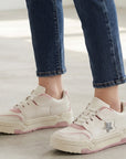 Tenis beige con rosa para dama con estrella de pedrería y plataforma baja 4cm