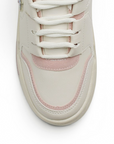Vista del detalle rosa en tenis beige con plataforma baja 4cm y estrella de pedrería para dama