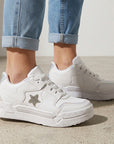 Tenis blancos con tornasol para dama con estrella de pedrería y plataforma baja 4cm