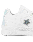 Vista trasera de tenis blanco con tornasol para mujer en plataforma de 4cm y estrella de pedrería