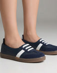 Tenis azules casuales de punta redonda con agujetas y suela baja 2cm para dama