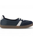 Vista lateral del tenis azul casual con agujetas y suela baja 2cm para dama
