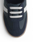 Vista del detalle en agujetas con detalles blancos del tenis azul casual con suela baja 2cm para dama