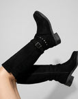 Botas negras para dama con tacón bajo 4 cm, herraje y tiras decorativas en acabado durazno.