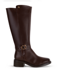 Vista lateral de la bota café clásica con detalles metálicos decorativos y tacón bajo 4cm para dama