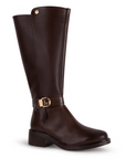 Vista diagonal de la bota café clásica con tacón bajo 4cm y detalles metálicos decorativos para dama