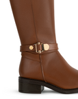 Vista trasera del tacón bajo 4cm en la bota café clásica para dama con herraje metálico y cierre funcional