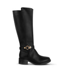Vista lateral de la bota negra clásica con herraje metálico decorativo y tacón bajo 4cm para dama