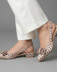 Zapatillas nude con lunares negros de punta fina, moño decorativo y pulsera ajustable para dama
