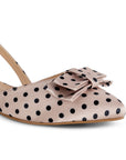 Detalle del material shantung en la zapatilla nude para dama con lunares, punta fina y tacón bajo 3cm