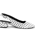Vista lateral de zapatilla blanca para dama con pulsera ajustable, punta fina y tacón bajo 4cm