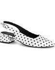Vista diagonal de zapatilla blanca con lunares negros, tacón bajo 4cm, pulsera ajustable y punta fina