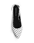 Vista superior en la zapatilla blanca con lunares de punta fina y tacón bajo 4cm para dama