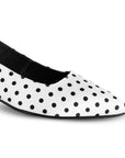 Detalle del material shantung en la zapatilla blanca para dama con lunares, punta fina y tacón bajo 4cm