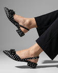 Zapatillas negras con lunares blancos de punta fina, moño decorativo y pulsera ajustable para dama
