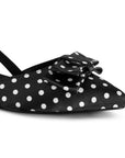 Detalle del material shantung en la zapatilla negra para dama con lunares, punta fina y tacón bajo 3cm