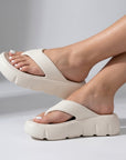 Sandalias beige básicas de plataforma baja 5cm para dama con estilo cómodo ideales para el verano