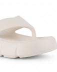 Detalle del material sintético en la sandalia beige para dama con plataforma baja 5cm