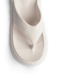 Vista del detalle en plantilla confort de la sandalia beige para dama con plataforma baja 5cm