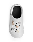 Vista superior en sandalia blanca tipo clog con punta redonda charms decorativos y pulsera ajustable para dama