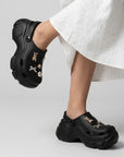 Sandalias negras tipo clog con charms pulsera ajustable y plataforma media 7cm