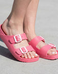 Sandalias rosas de piso con doble tira y punta abierta para dama