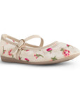 Vista diagonal en los flats tipo balerina nude de encaje con flores bordadas y cómoda suela de piso para dama