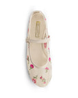 Vista superior del flat tipo balerina nude para dama con flores bordadas y pulsera ajustable